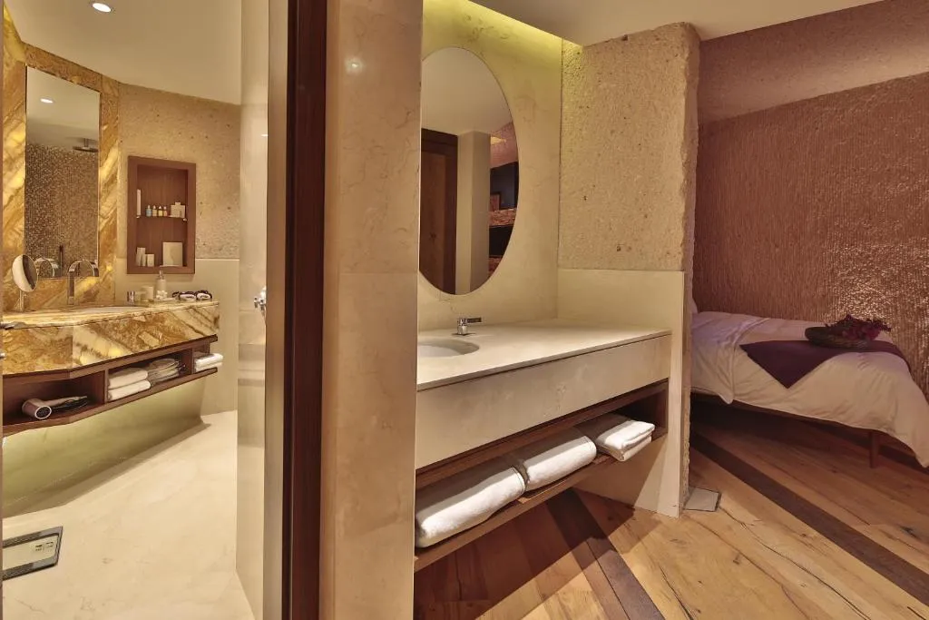 Superior Cave Suite