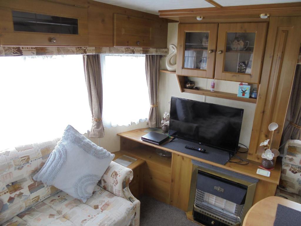 TV a/nebo společenská místnost v ubytování Sealands : Arronbrook:- 6 Berth, Access to the beach, Close to site entrance