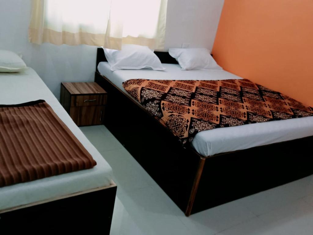 Postel nebo postele na pokoji v ubytování Hotel Sai Santosh