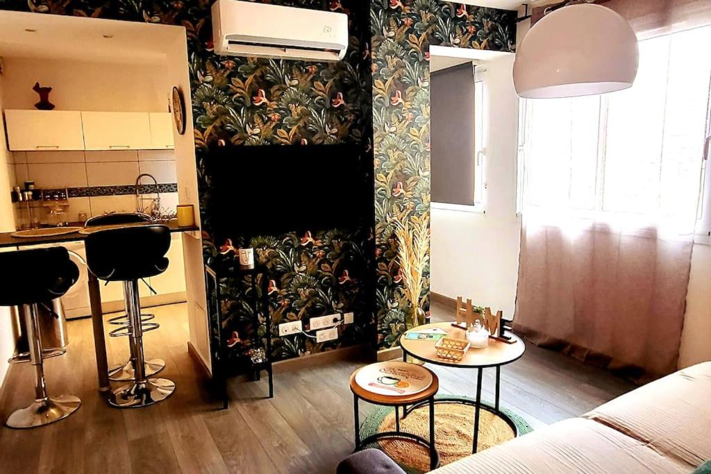 un salon avec un canapé et une table dans l'établissement Magnifique T2, à Ajaccio