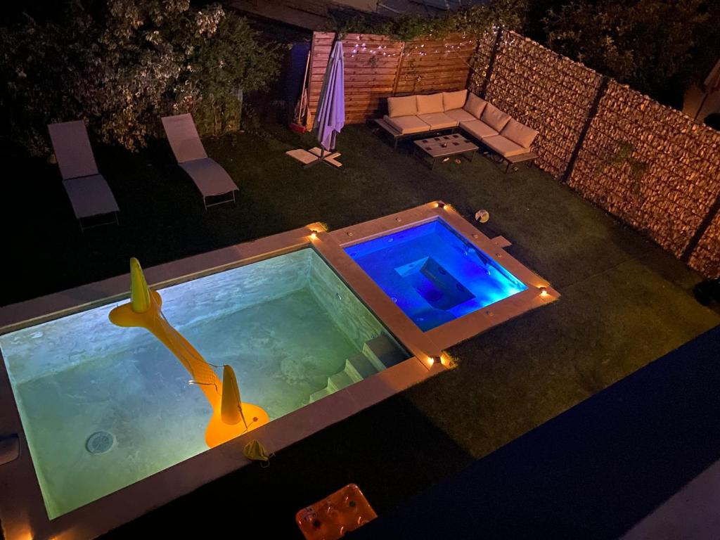 einen Blick über einen Pool im Hinterhof in der Unterkunft Luxury House Family’s in Carpentras