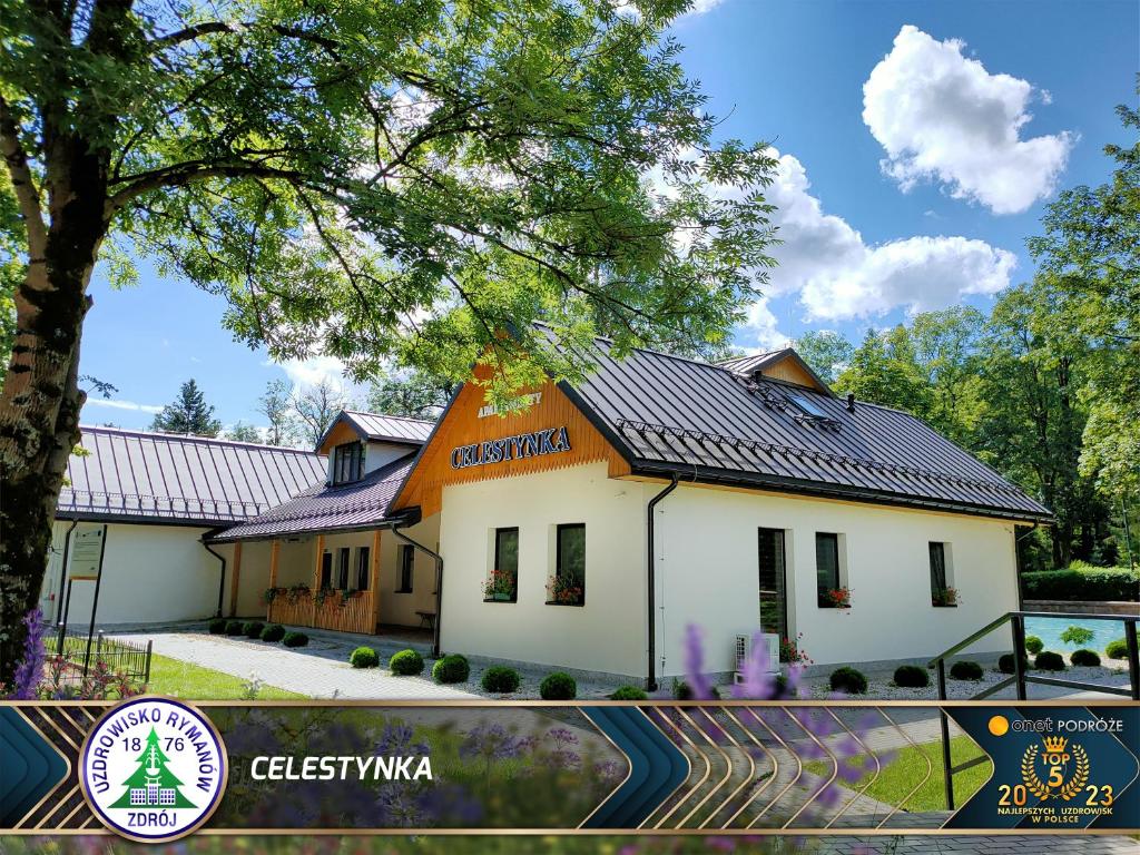 un gran edificio blanco con techo naranja en Celestynka en Rymanów-Zdrój