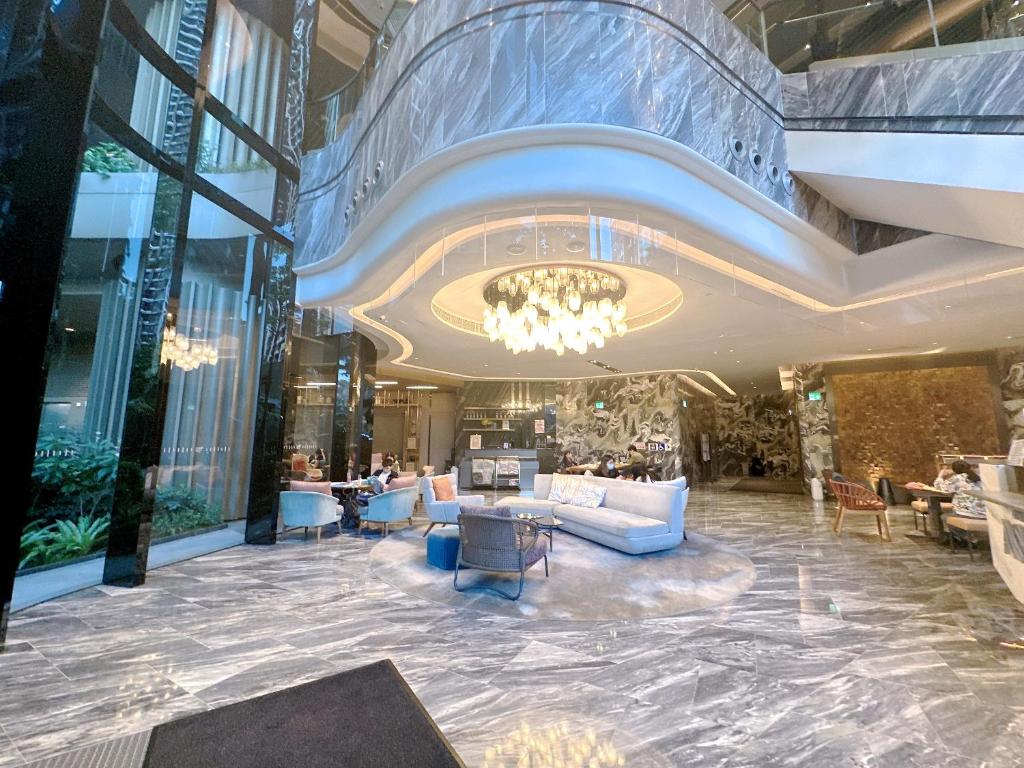 a lobby of a building with a chandelier at 香港欧式装修豪华三室一厅 in Hong Kong