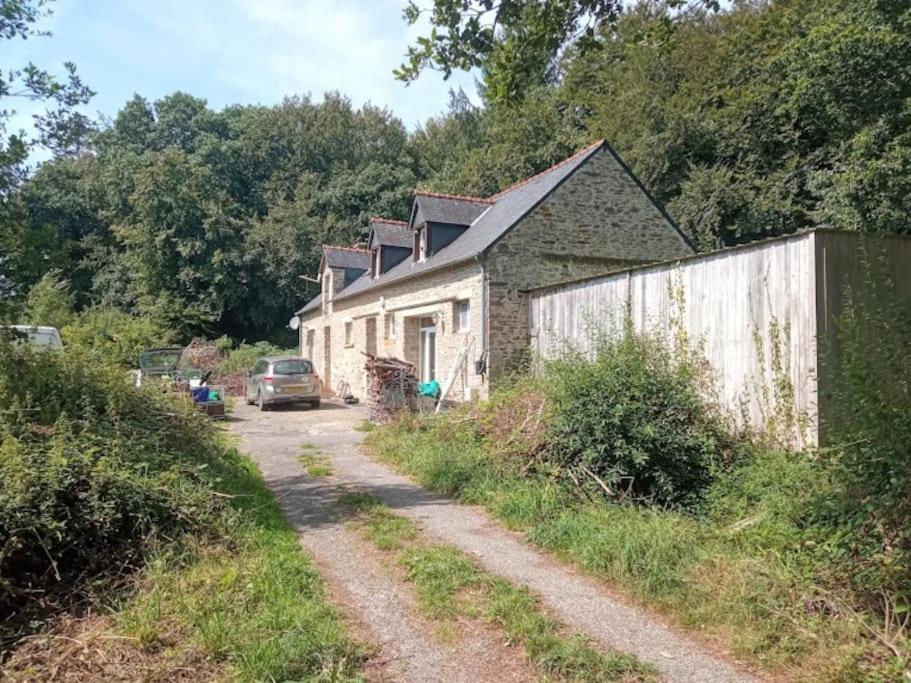 Langonnet的住宿－Le Gorzic，车道旁的土路上的房子