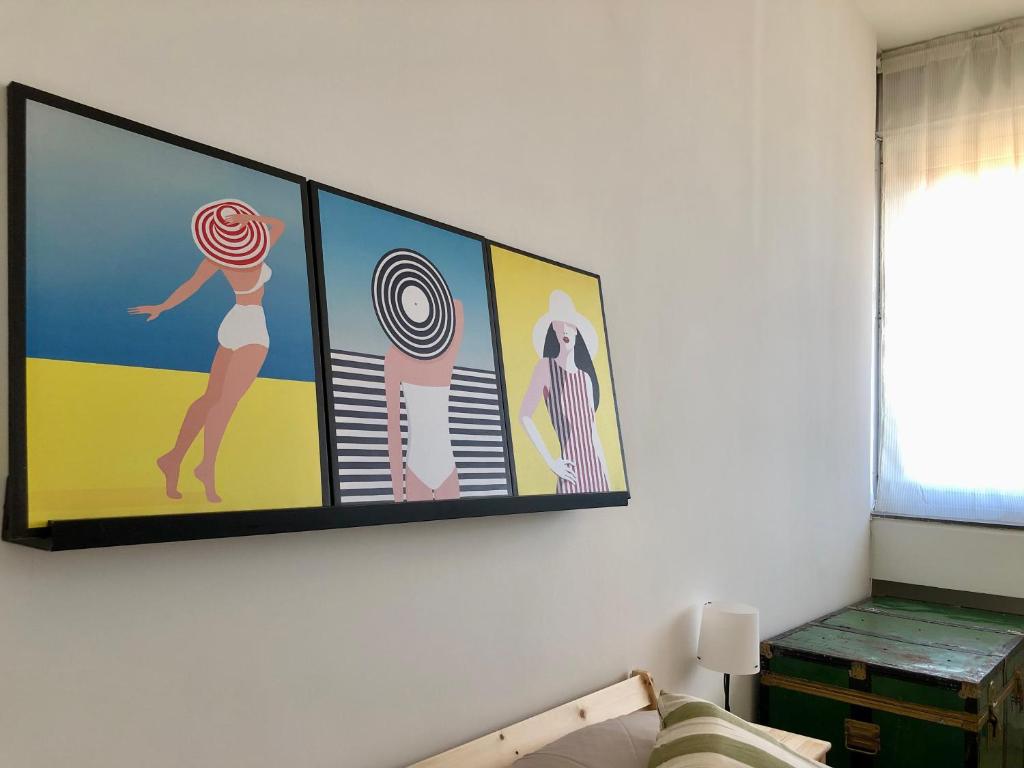 卡塔尼亚Etna Market View的挂在墙上的一位妇女的照片