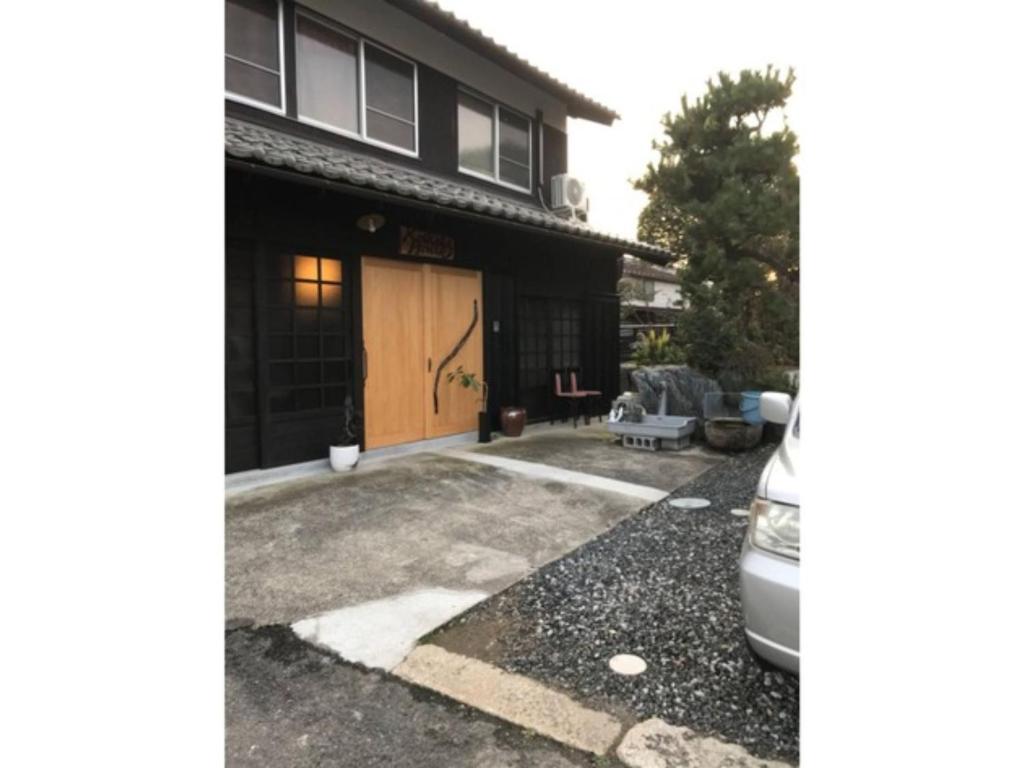 ein Haus mit Auffahrt und Garage in der Unterkunft Kishida House - Vacation STAY 36613v in Nagahama