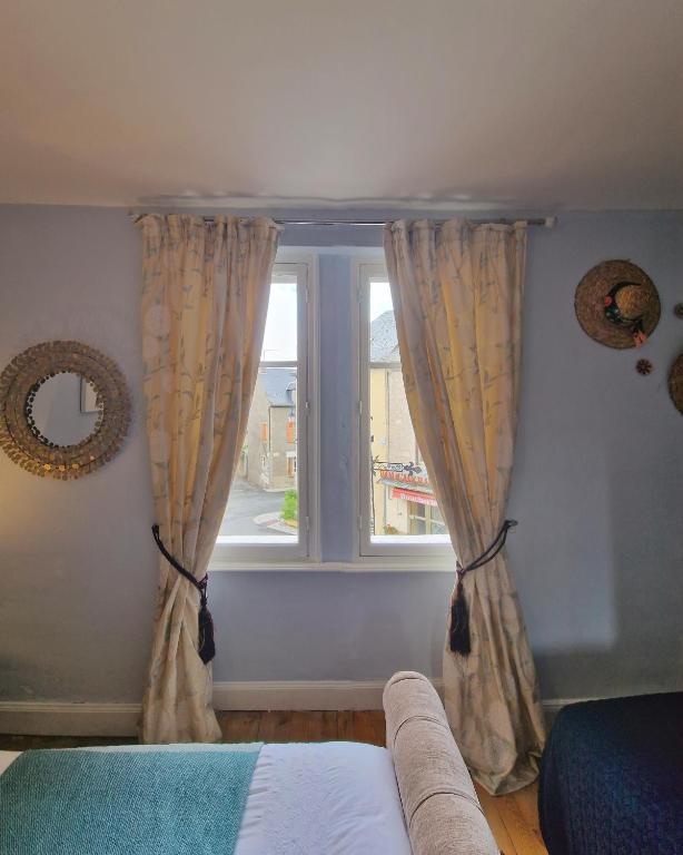 Una cama o camas en una habitación de L'Ancien Poste