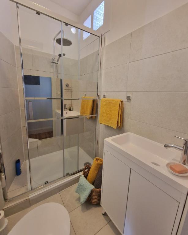 Un baño de L'Ancien Poste