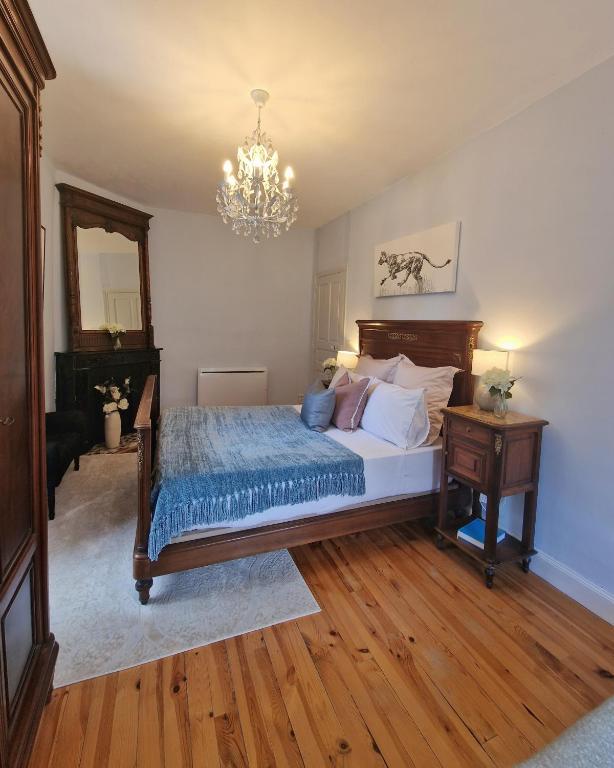 Una cama o camas en una habitación de L'Ancien Poste