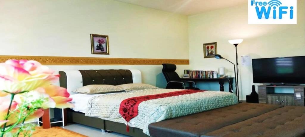 una camera con letto e TV a schermo piatto di homestay sayangku islam a Segamat