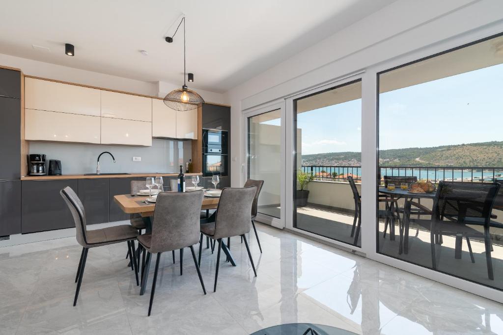 a kitchen and dining room with a table and chairs at Apartment New Bridge Trogir in Trogir