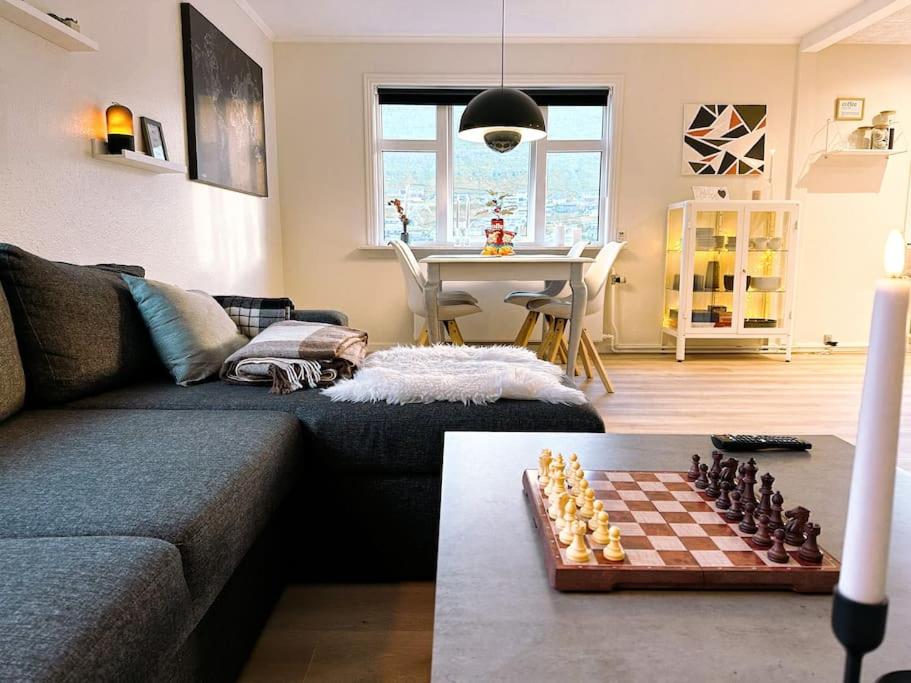 salon ze stołem szachowym w obiekcie Cozy apartment in Klaksvík w mieście Klaksvík