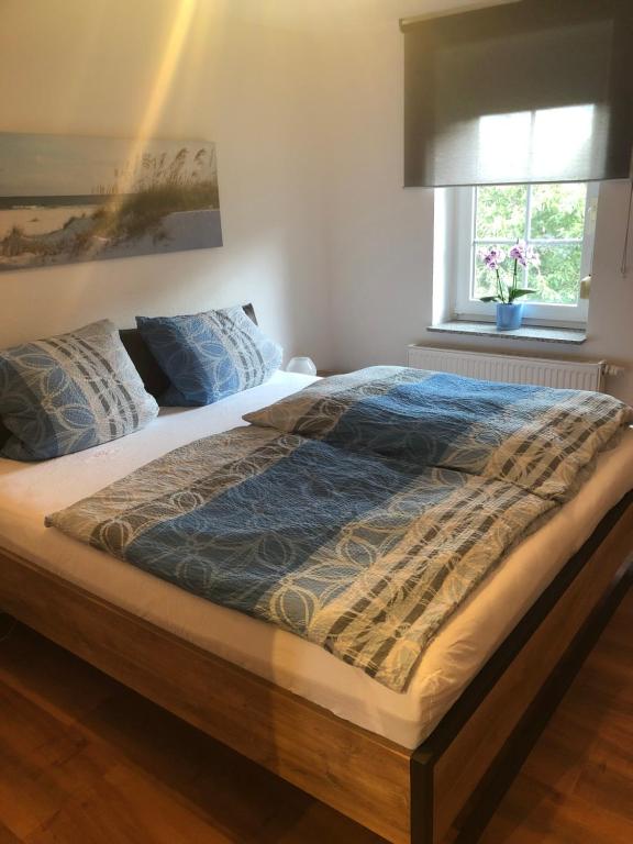 sypialnia z 2 łóżkami i oknem w obiekcie Ferienwohnung Giese w mieście Bleckede