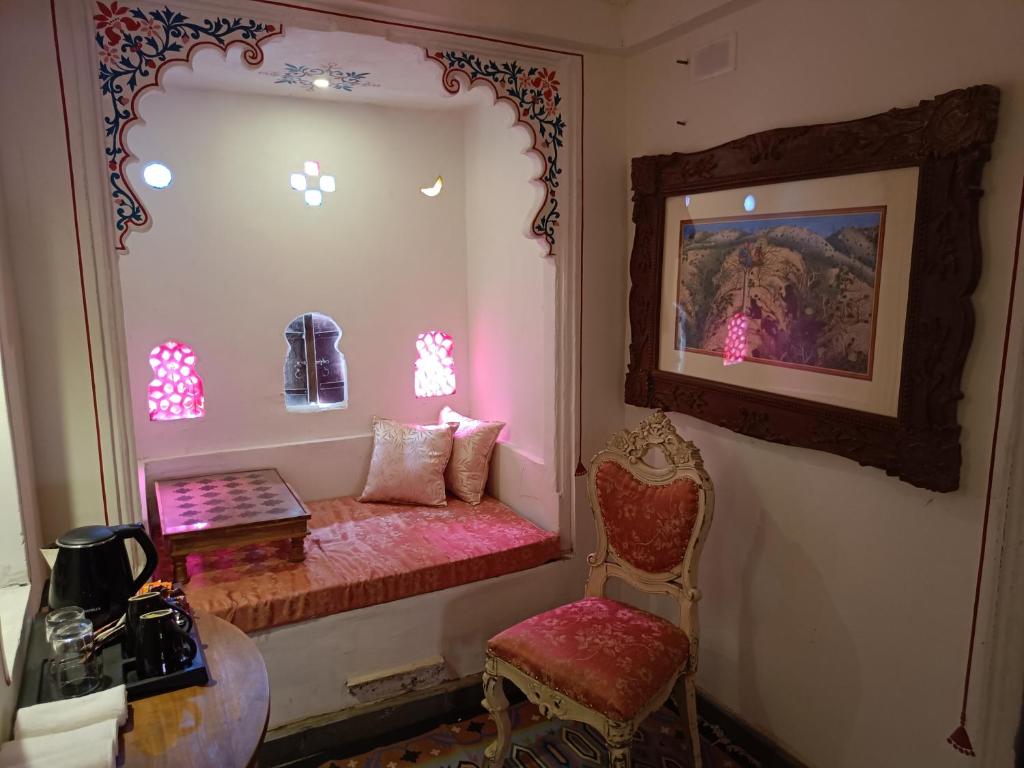 En eller flere senge i et værelse på Dakshina Haveli boutique Heritage Suite