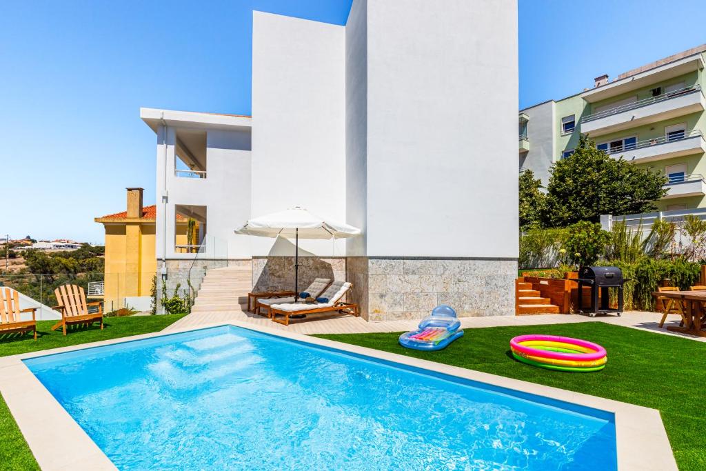 Bazén v ubytování Villa Borgese Oeiras with Stunning Views nebo v jeho okolí