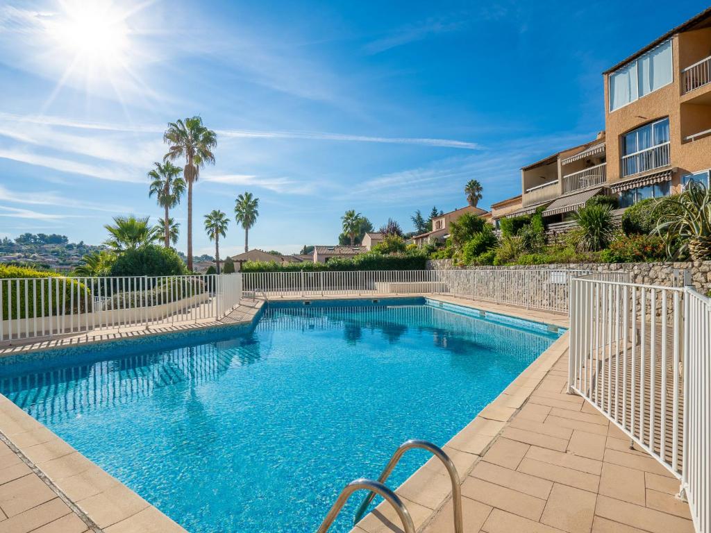 una piscina con una valla y un edificio en Apartment Le Jardin de Matisse by Interhome en Vence