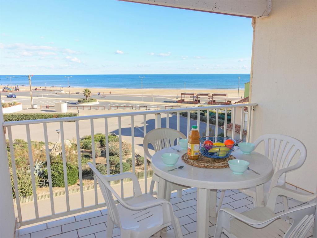 - Balcón con mesa y sillas y vistas a la playa en Apartment Les Balcons de la Méditerranée-14 by Interhome, en Narbonne-Plage
