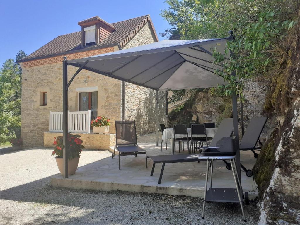 Holiday Home Saint Avit - DGC400 by Interhome في Dégagnac: مظلة بيضاء على الفناء أمام المنزل