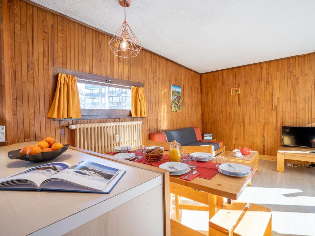 uma cozinha com uma mesa com um livro em Apartment Le Pramecou-3 by Interhome em Tignes
