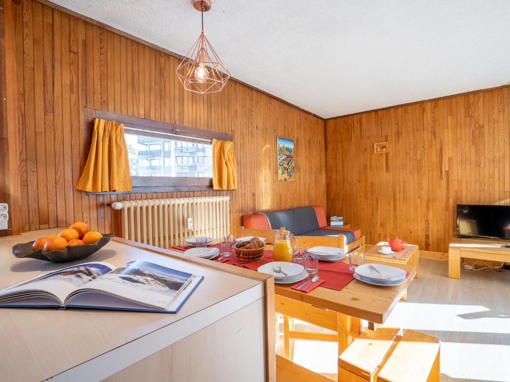 - une cuisine avec une table et un livre dans l'établissement Apartment Le Pramecou - Val Claret-3 by Interhome, à Tignes