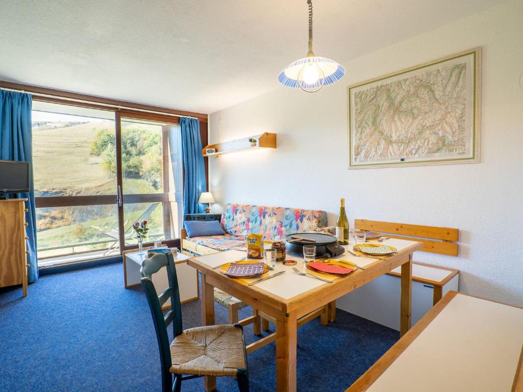 un salon avec une table et un canapé dans l'établissement Apartment Pegase Phenix-53 by Interhome, au Corbier