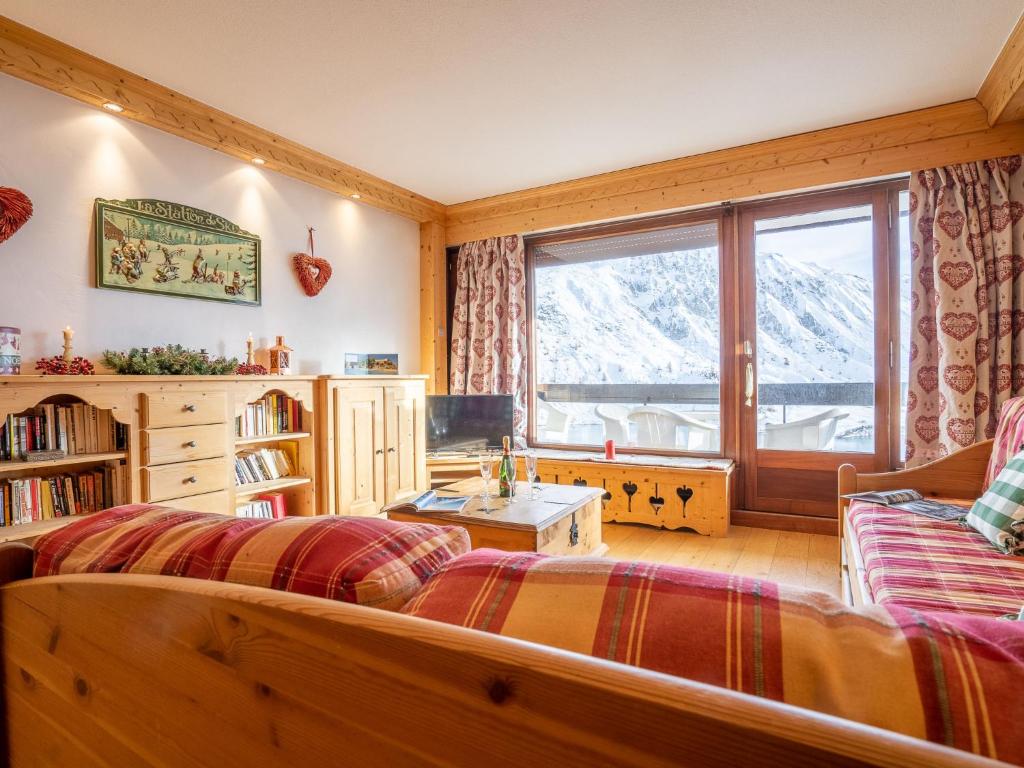 una camera con letto e finestra di Apartment Le Bec Rouge-2 by Interhome a Tignes