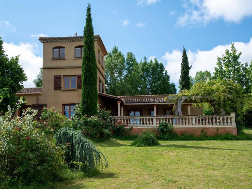 una casa grande con una valla y un patio en Holiday Home Les Ecuries by Interhome, en Alet-les-Bains