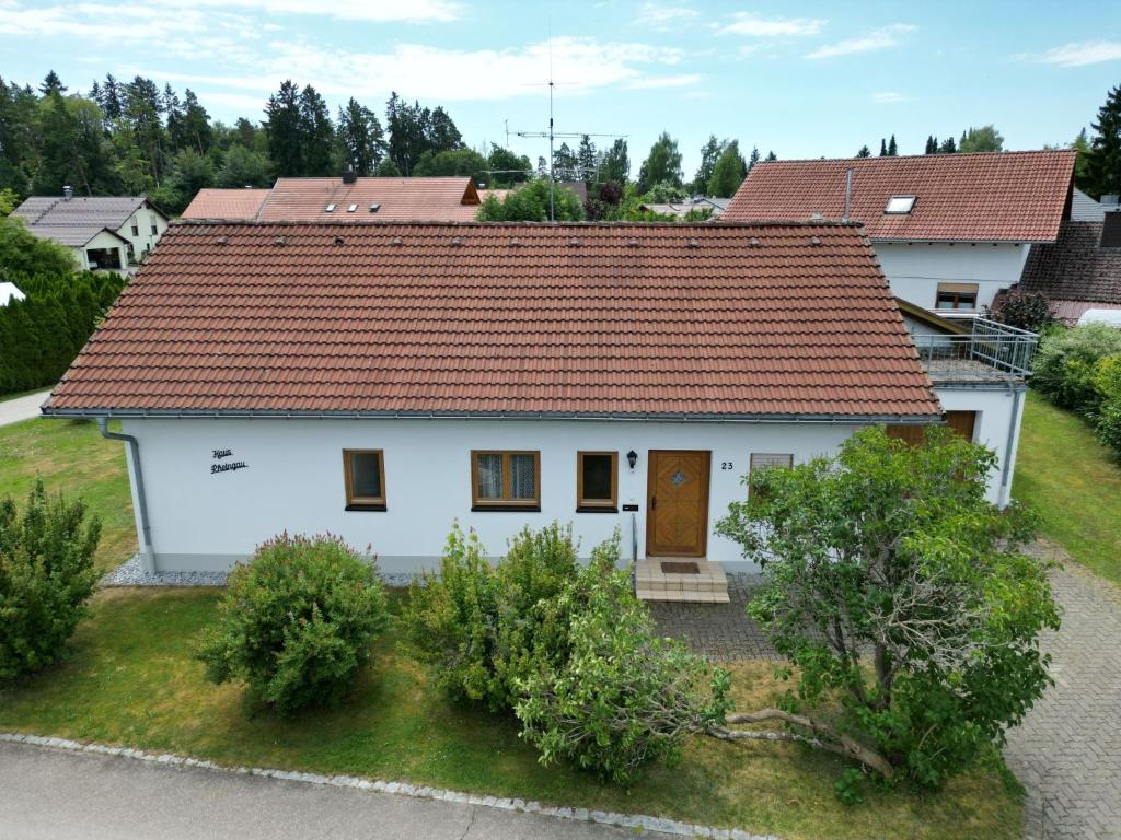 une maison blanche avec un toit marron dans l'établissement Holiday Home Rheingau by Interhome, à Dittishausen