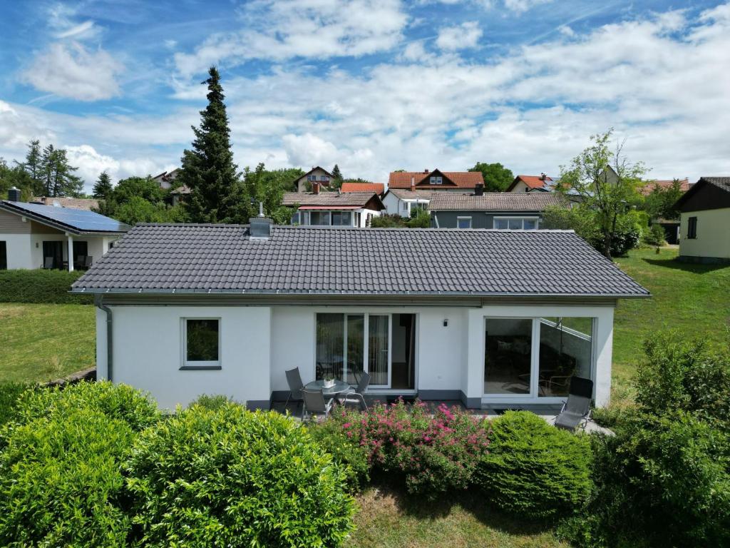 ein weißes Haus mit einem Dach in der Unterkunft Holiday Home Saarland by Interhome in Dittishausen