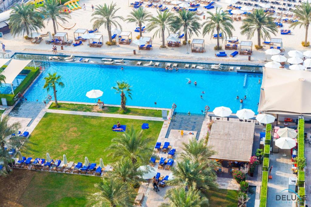 Výhled na bazén z ubytování 2 Bedroom plus maid's room in Al Bateen, JBR nebo okolí
