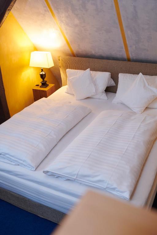 Postel nebo postele na pokoji v ubytování Hotel Der Grischäfer