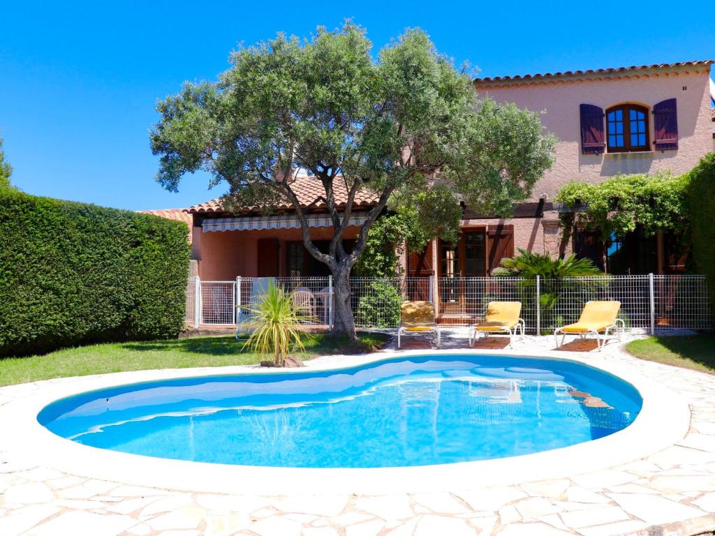 - une piscine dans la cour d'une maison dans l'établissement Holiday Home Le Cap by Interhome, à Cavalaire-sur-Mer