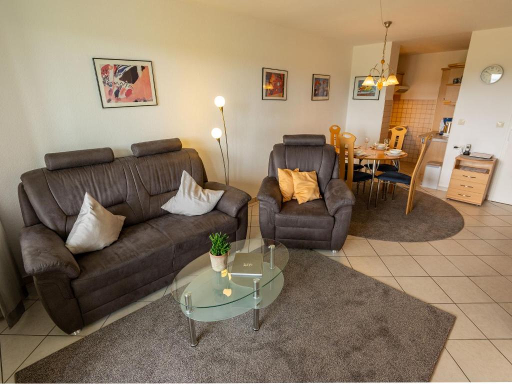 ein Wohnzimmer mit einem Sofa und einem Tisch in der Unterkunft Apartment F 55 by Interhome in Dittishausen