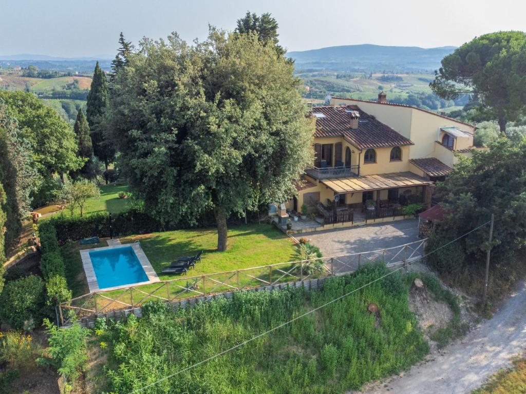 uma vista aérea de uma casa com piscina em Holiday Home Decameron house by Interhome em Certaldo