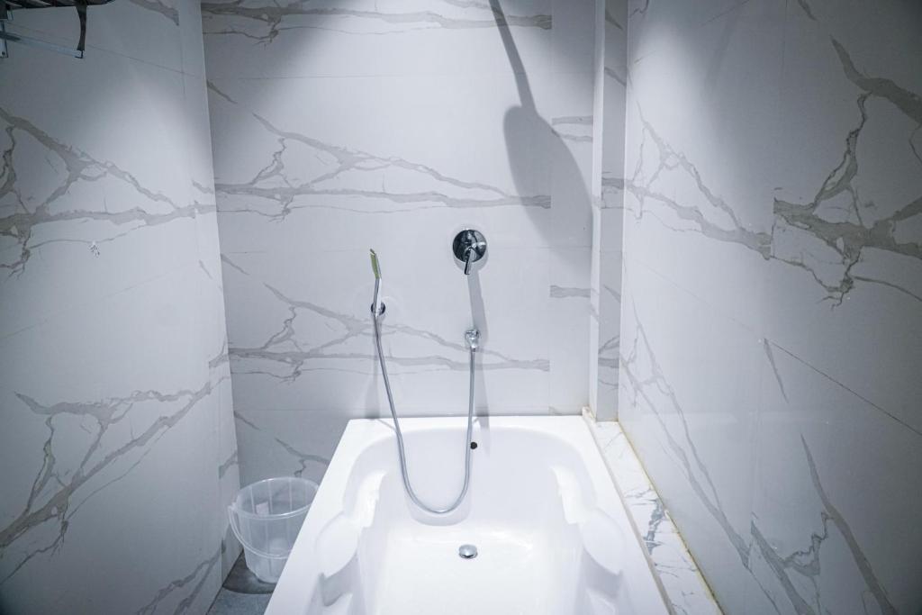 The Leaf Studio Medanta - Deluxe Double Room With Bath