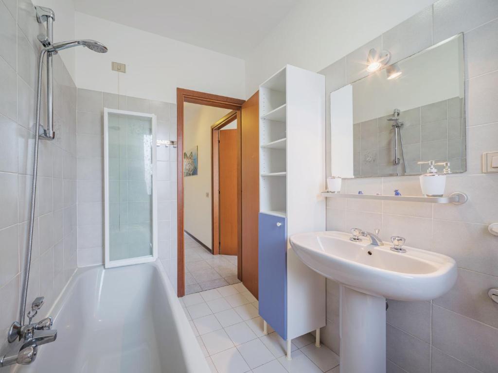A bathroom at Apartment Villaggio 5 Terre-4 by Interhome