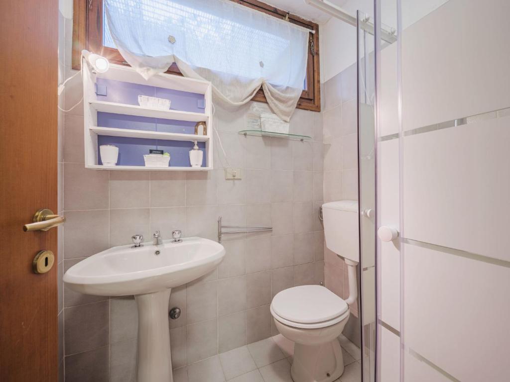 A bathroom at Apartment Villaggio 5 Terre-4 by Interhome