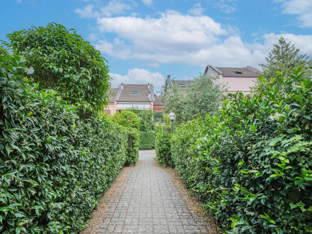 A garden outside Apartment Villaggio 5 Terre-4 by Interhome