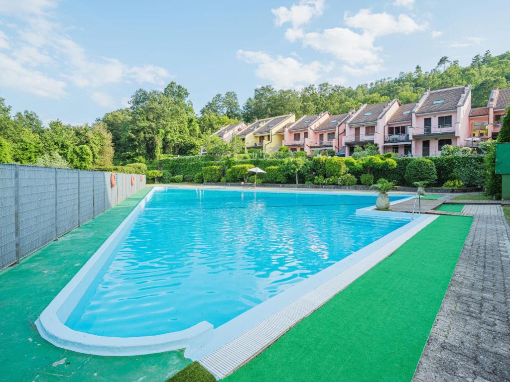 The swimming pool at or close to Apartment Villaggio 5 Terre-4 by Interhome