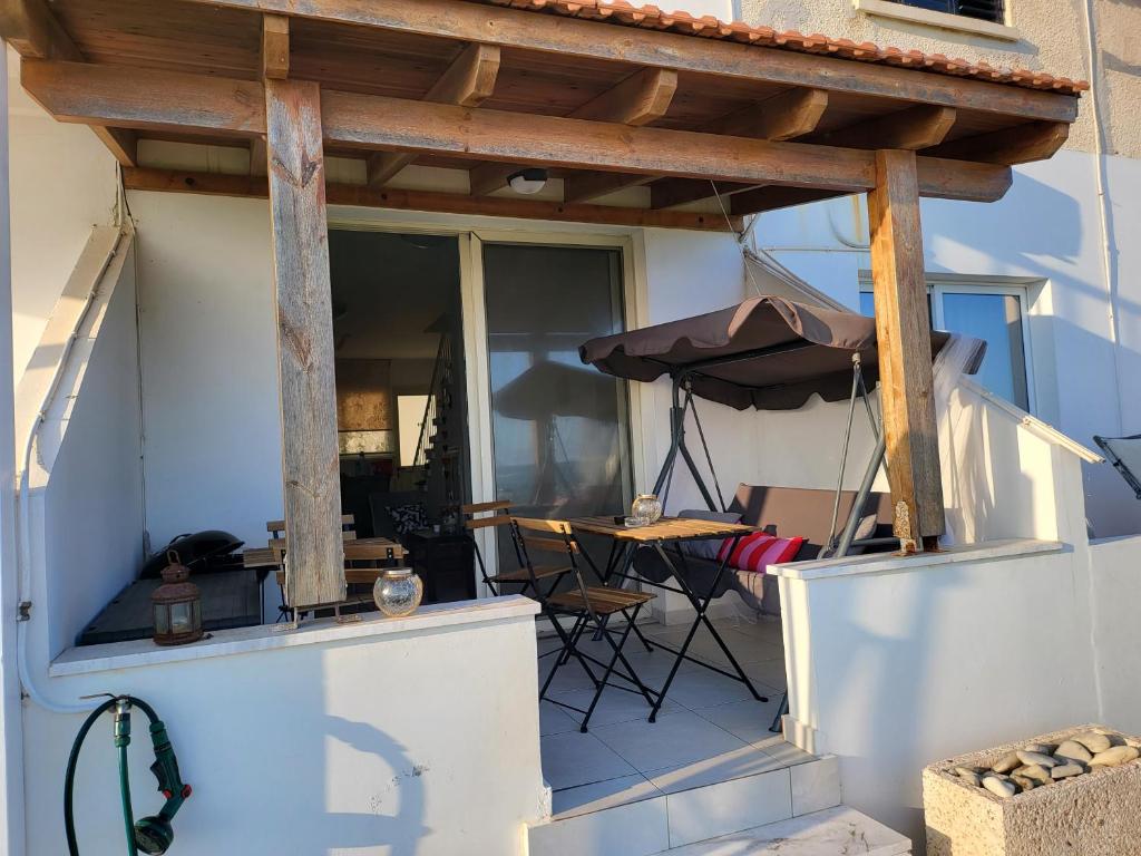 Balkón nebo terasa v ubytování Mattis Seafront Beachhouse