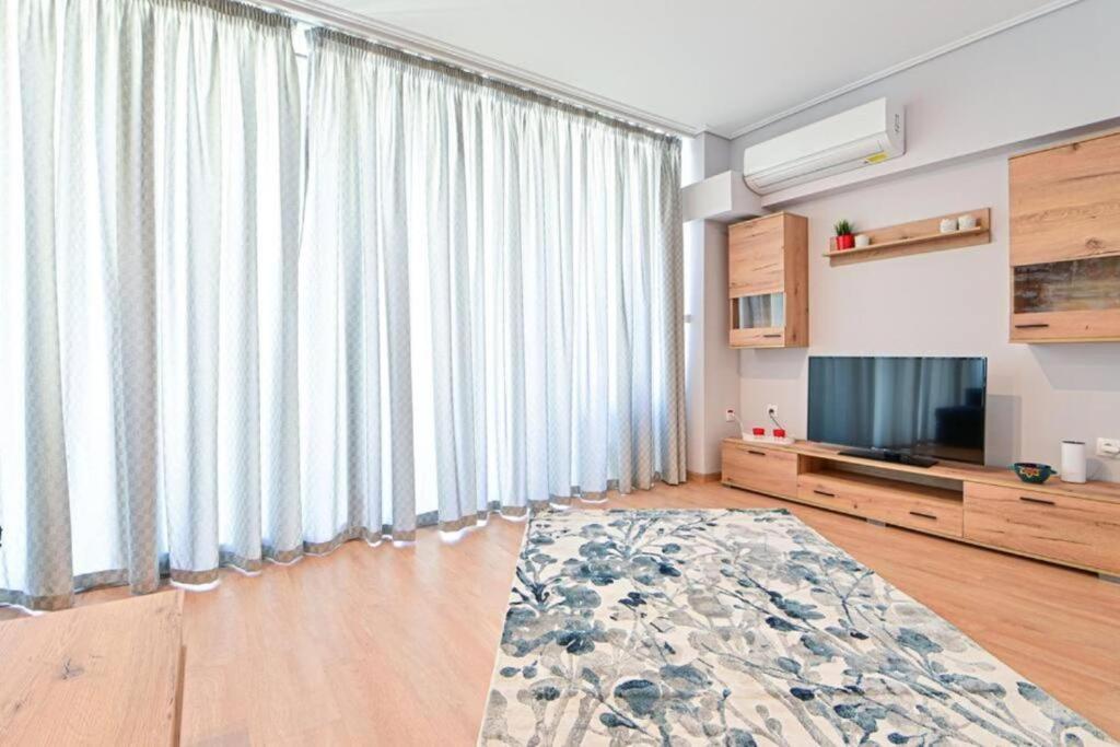 TV a/nebo společenská místnost v ubytování Cozy apartment located on Piraeus Port area-(SPETS_D1)