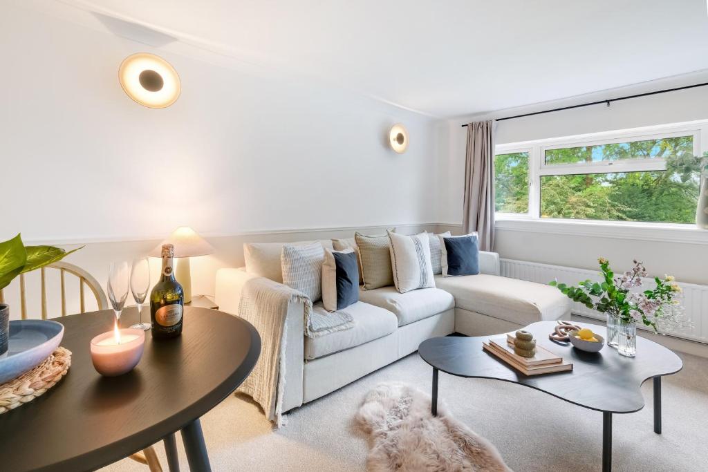 - un salon blanc avec un canapé et des tables blancs dans l'établissement Modern 1 bed-Nr Warner Bros-Parking-Garden, à Watford