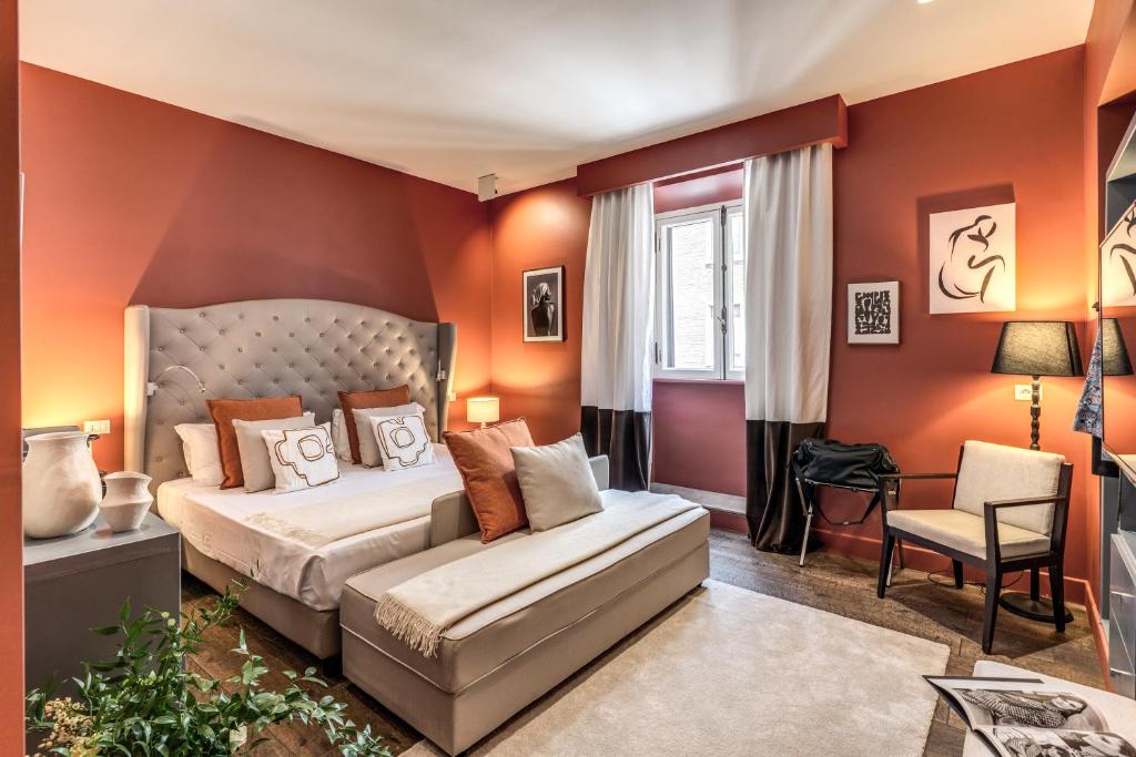 um quarto com uma cama e um sofá em Telier Tomacelli em Roma