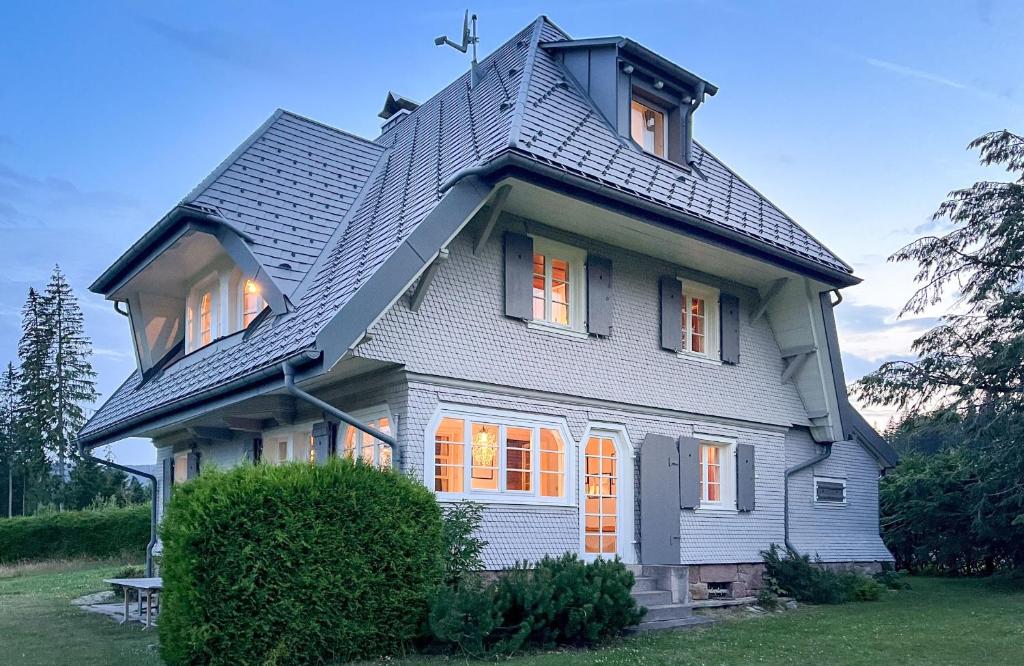 una casa con un tetto di gamberi sopra di Villa Bergfriede - 5 Schlafzimmer - Feldberg im Schwarzwald a Hinterfalkau