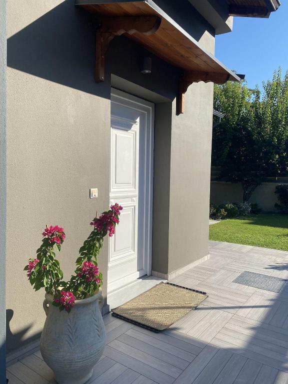 Zahrada ubytování Villa ELi - Luxury Nature Getaway - Strategically located for Beach Exploration - Onsite Power for Electric Vehicle