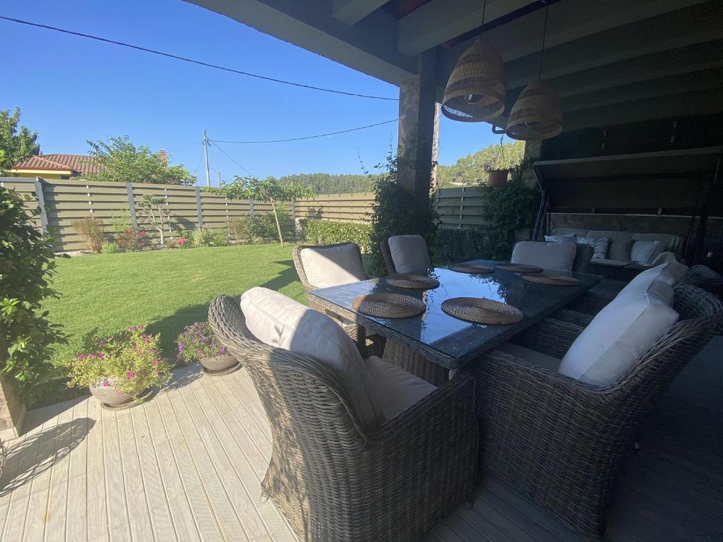 Posezení v ubytování Villa ELi - Luxury Nature Getaway - Strategically located for Beach Exploration - Onsite Power for Electric Vehicle