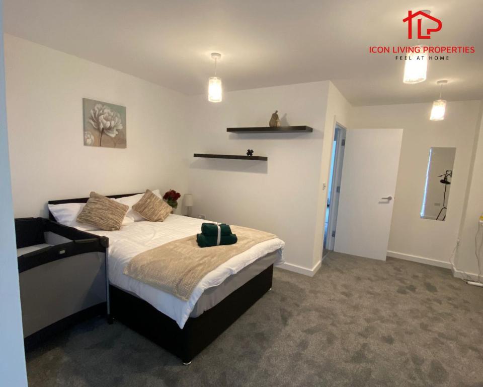 a bedroom with a bed in a room at Modern Spacious 4 Bed House By Icon Living Properties Short Lets & Serviced Accommodation Reading With Free Parking in Reading