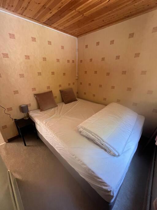 Postel nebo postele na pokoji v ubytování Chalet.Olive.Érezée