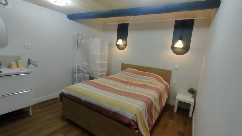 Ένα ή περισσότερα κρεβάτια σε δωμάτιο στο Studio rénové maison de village du Luberon