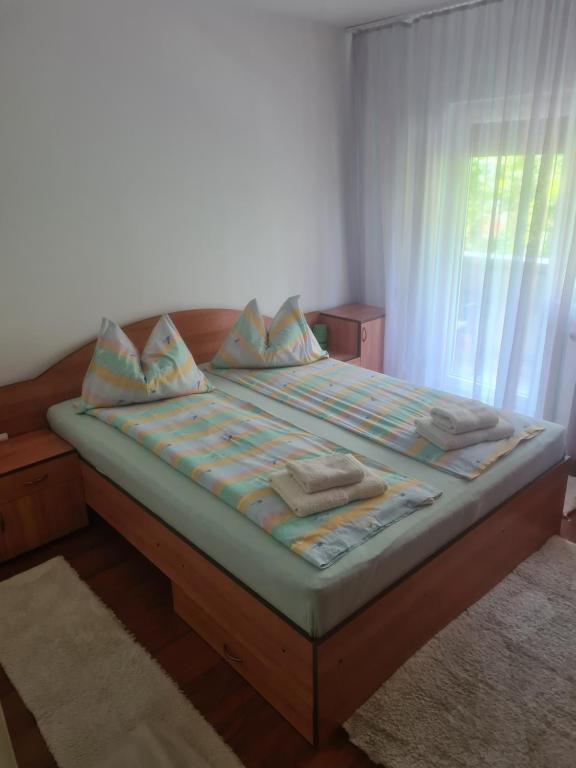 Postel nebo postele na pokoji v ubytování Apartament David Deva - 2 dormitoare & 1 living